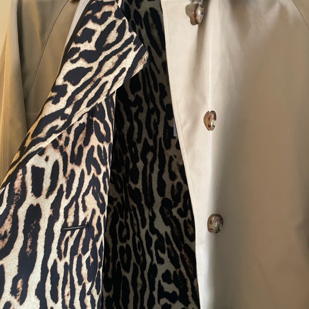 Burberry trench sz 4 tan color - Picture 5 of 7